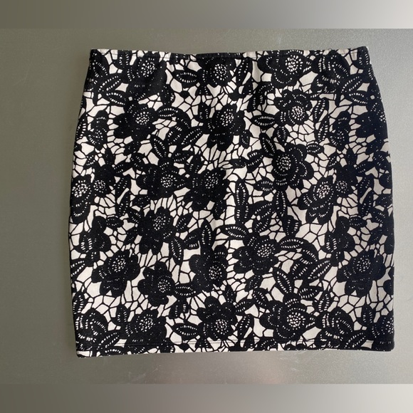 Mini skirt! - Picture 2 of 3